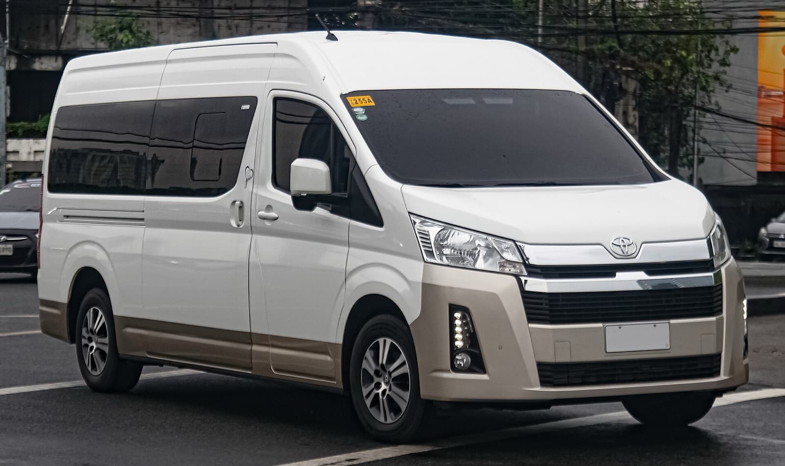 Contoh unit VIP: Hiace Premio Luxury (captain seat)